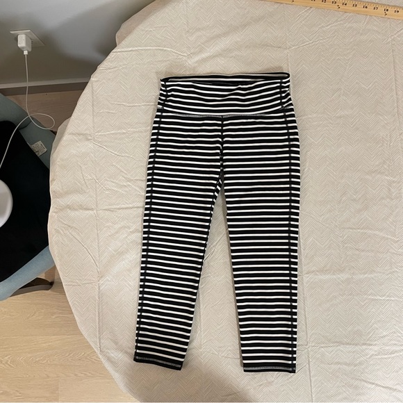 Athleta Leggings Stripes Black White Cropped Gently Worn Versatile Gym Size ST - Picture 3 of 8